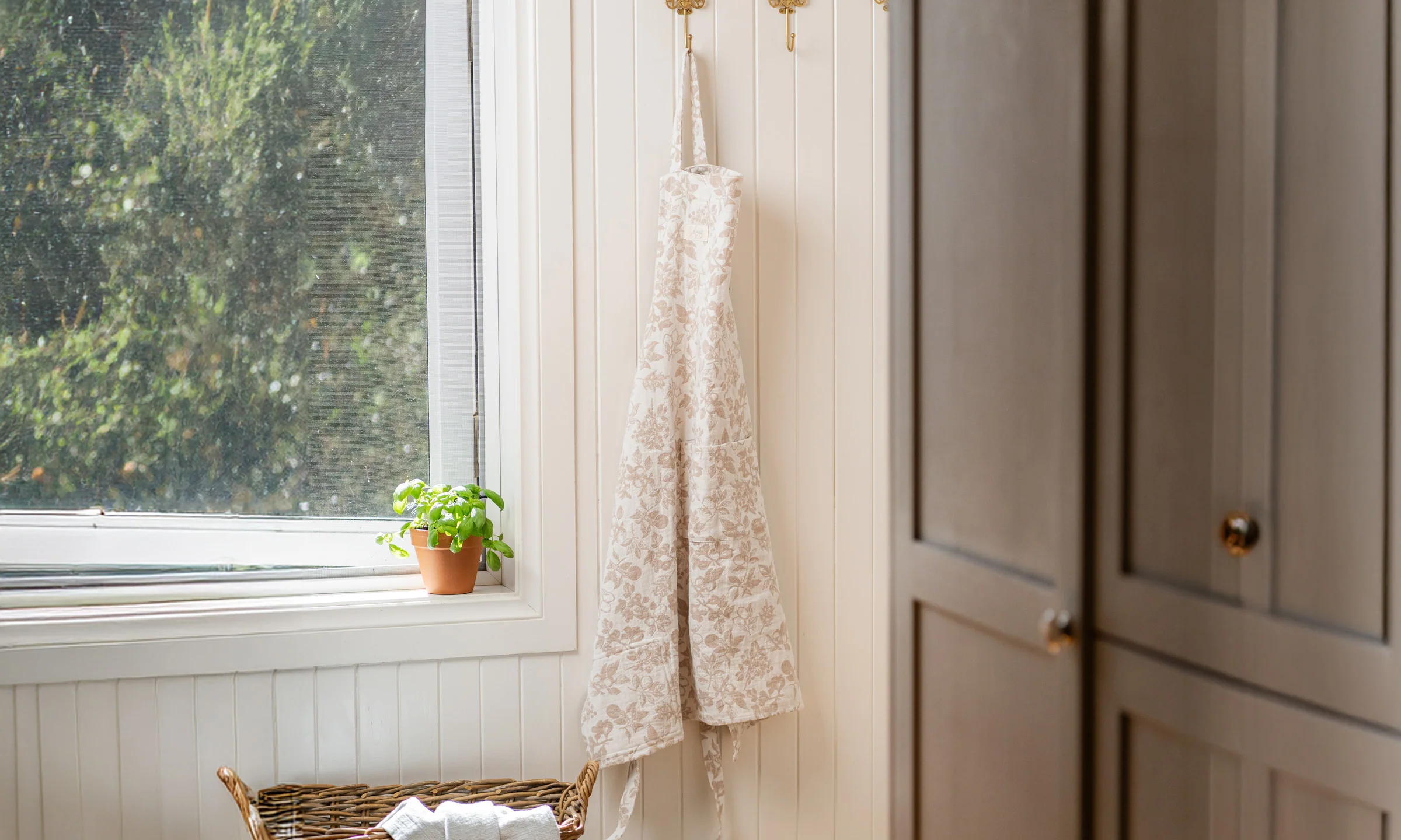 Maggie Living: Apron with Natural Pattern Jacquard